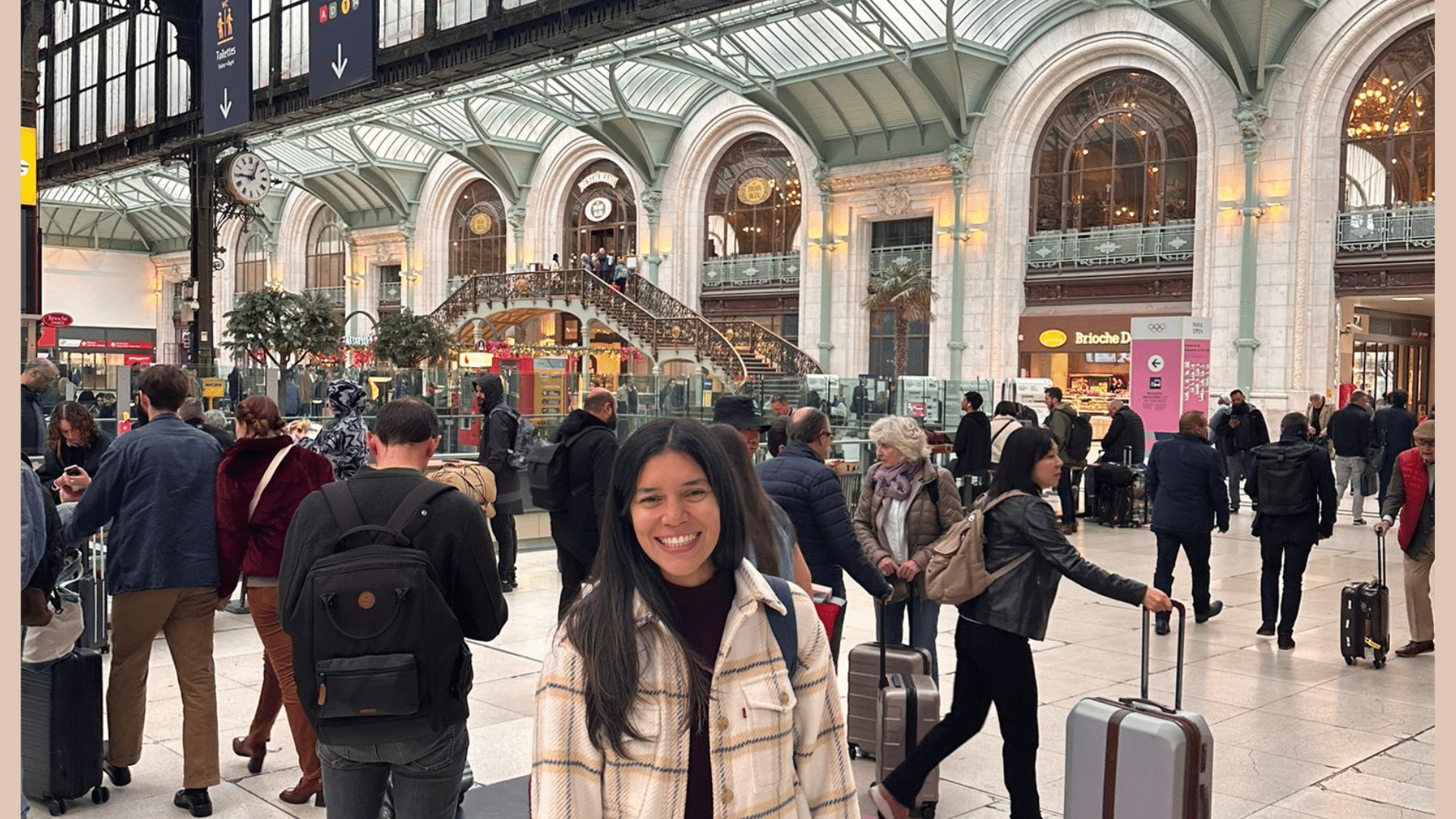 Vue d'une jeune femme dans la gare de Lyon à Paris