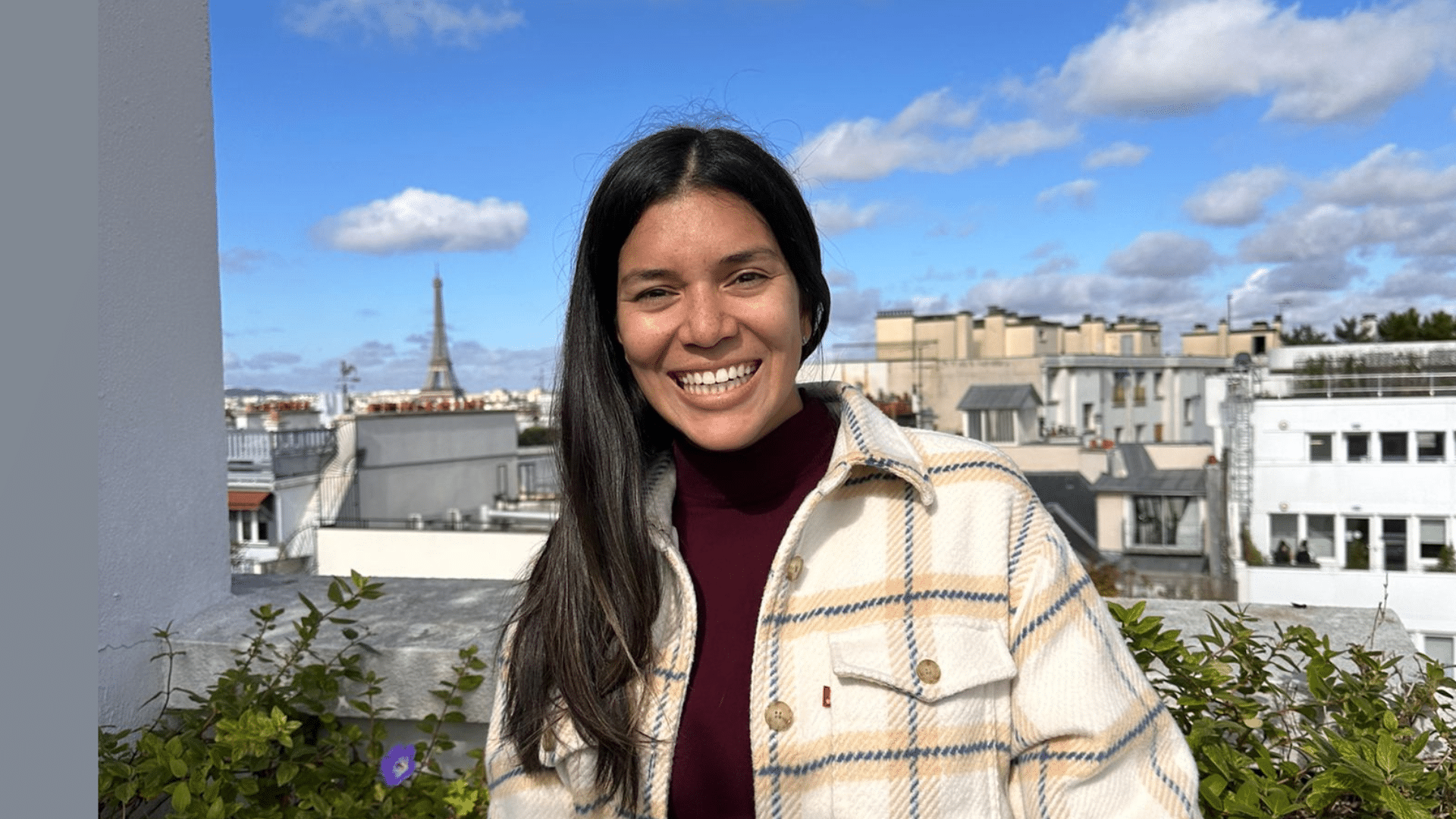 Vue d'une femme devant la Tour Eiffel