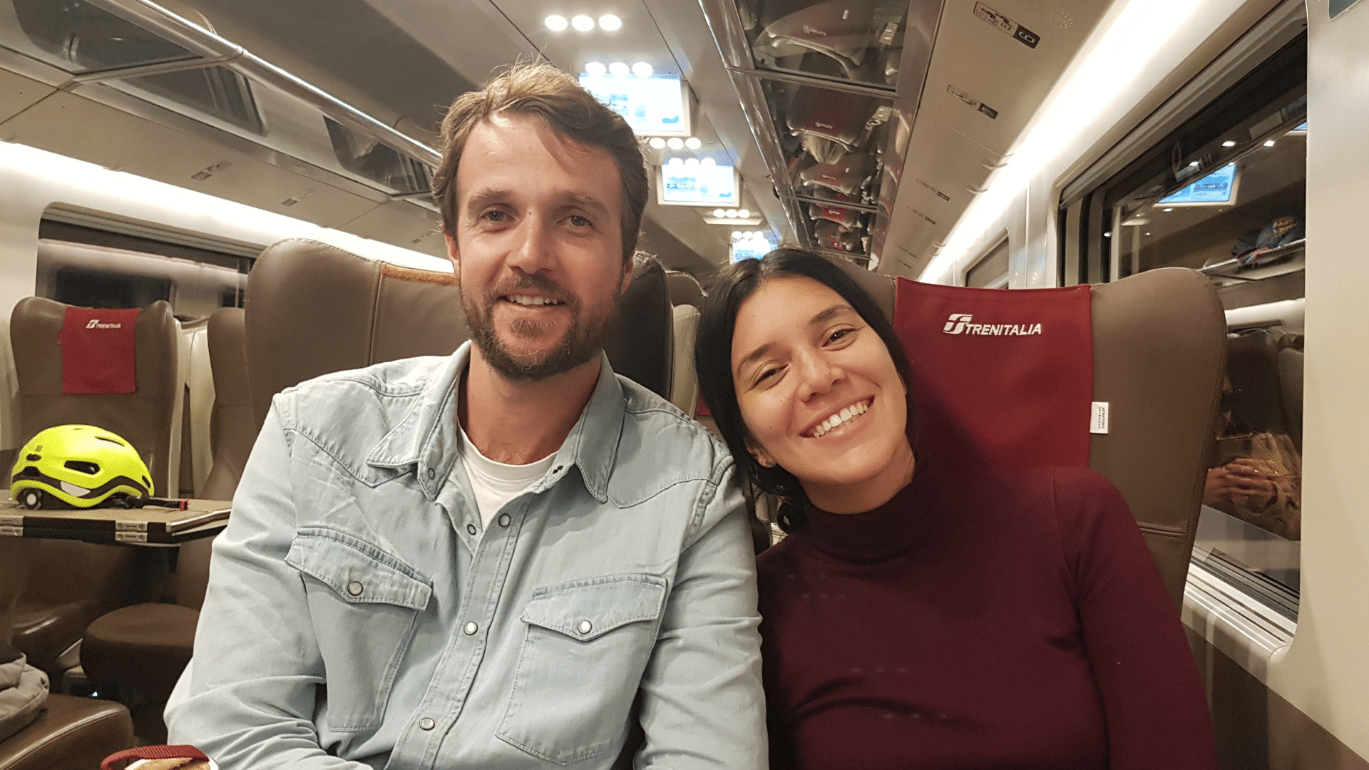 Vue d'un couple dans le train